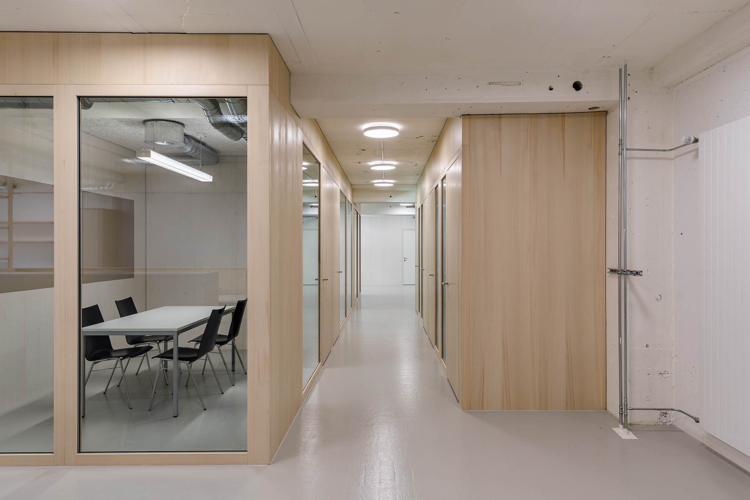 buan architekten - Bueroausbau Emmenbruecke - Gang Sitzungszimmer und Telefonkabinen