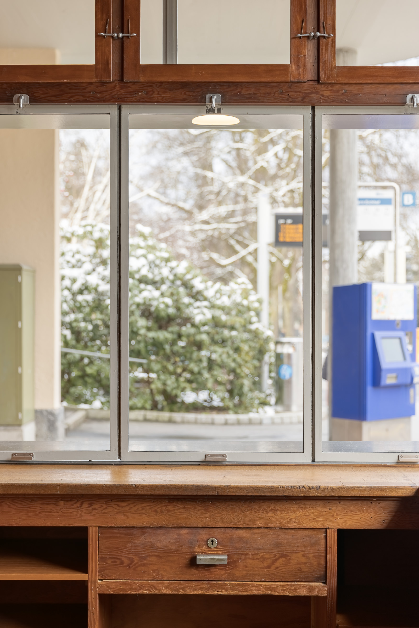 buan architekten - Umbau denkmalgeschützter Kiosk Eichhof Luzern - Detail Hebefenster