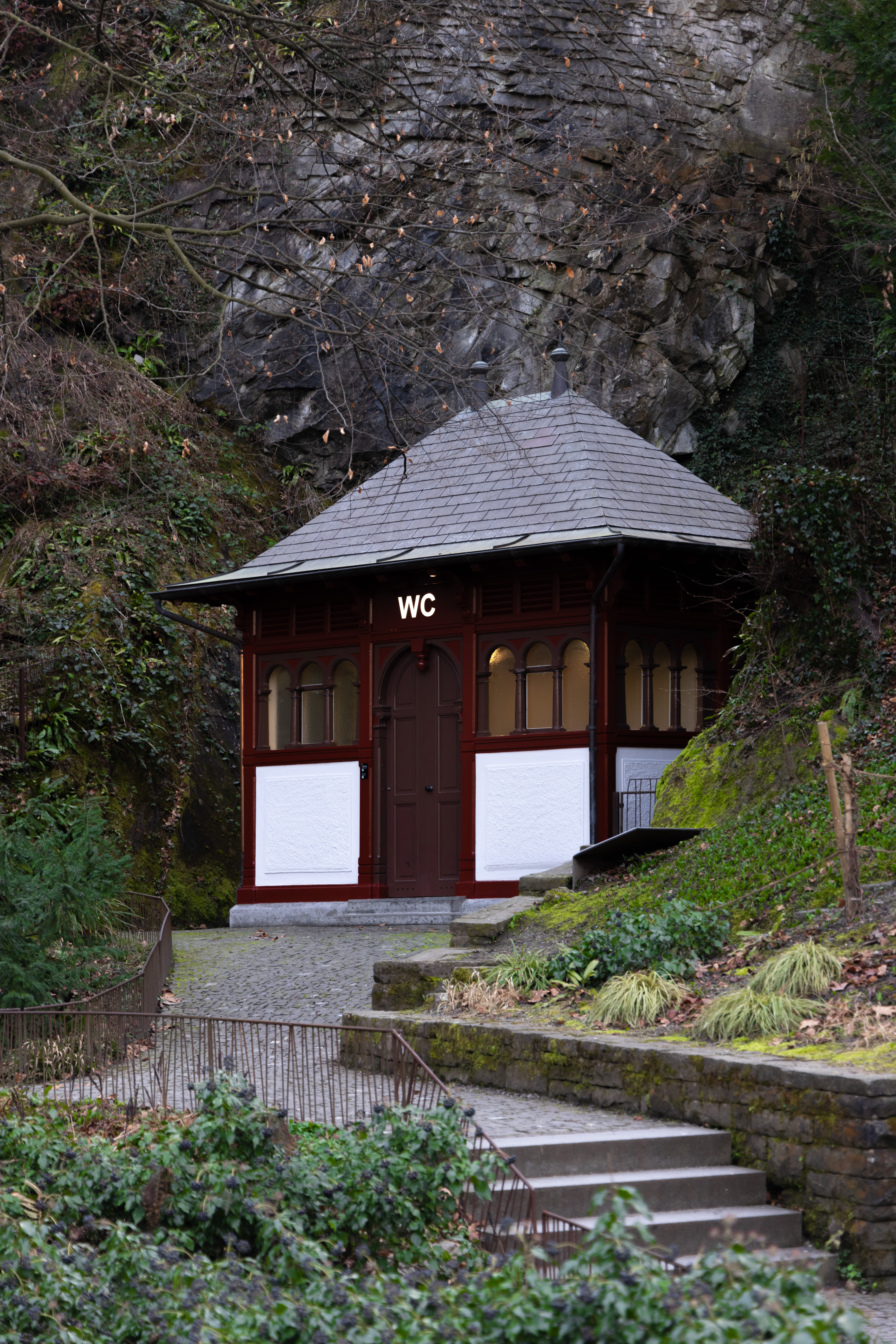 buan-architekten-kleinbaute-bei-loewendenkmal-luzern-gebaeude-aussen